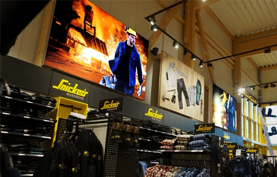 Luminatore-Ladenbau-Ladenausstattung-Snickers-Concept-Store