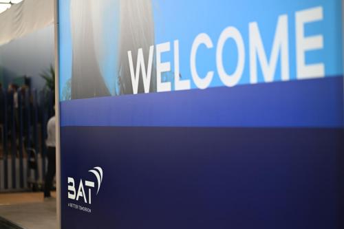 Messestand für BAT mit in Standwand integriertem Leuchtrahmen