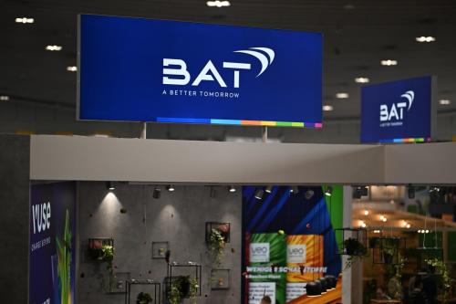 Messestand für BAT mit schwebenden Leuchtrahmen