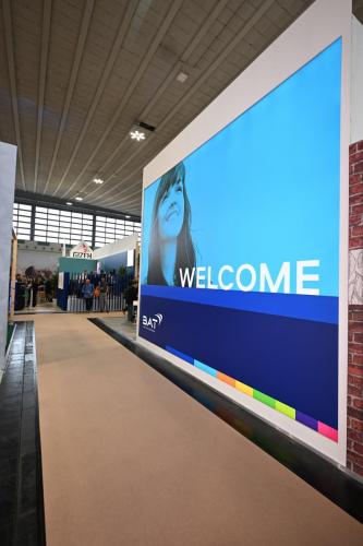 Messestand für BAT mit in Standwand integriertem Leuchtrahmen