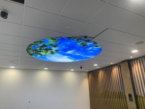 round ceiling picture illuminated in a clinic