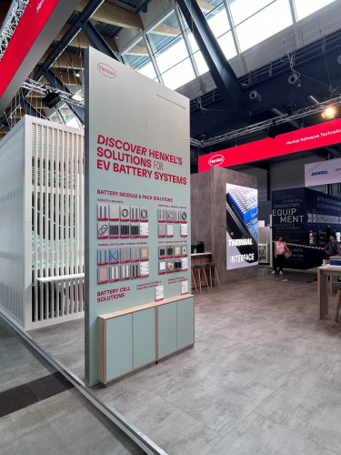 Trade fair construction ceiling suspension with rounded corner