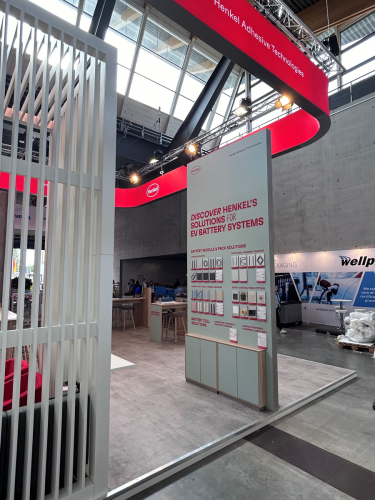 Trade fair construction ceiling suspension with rounded corner