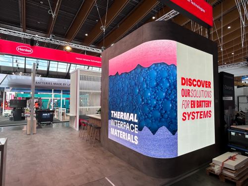 Trade fair construction ceiling suspension with rounded corner