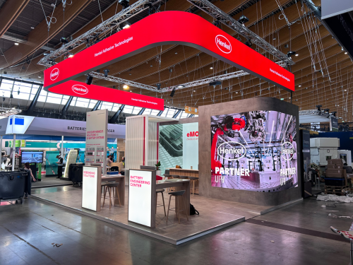 Trade fair construction ceiling suspension with rounded corner